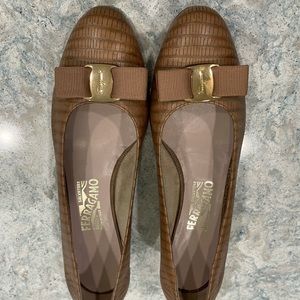 Selling brand new pair of flats. Never worn